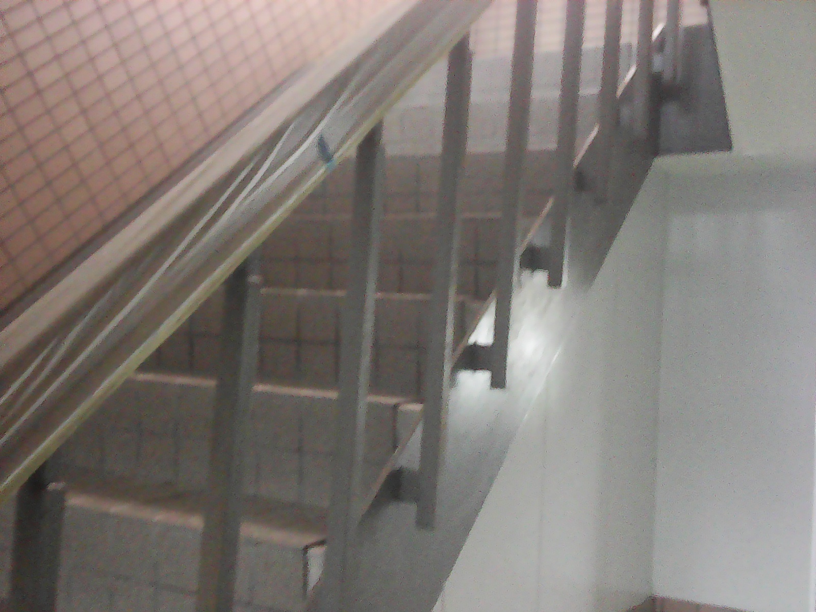 玄関踊場 階段鉄骨手すり 木部手すりの仕上げ施工 スキザキ塗装