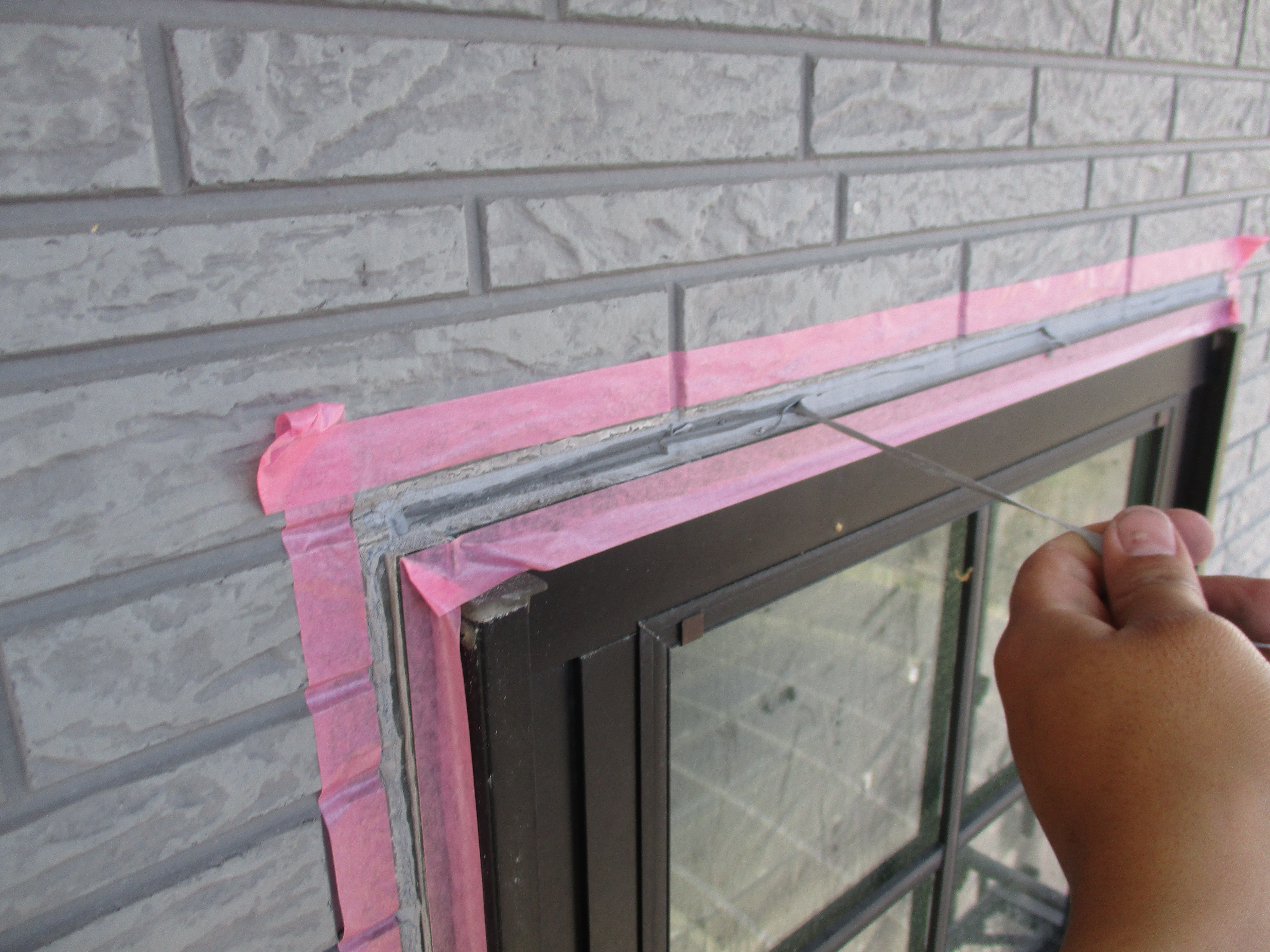 外壁のコーキング打ちと養生の施工 スキザキ塗装