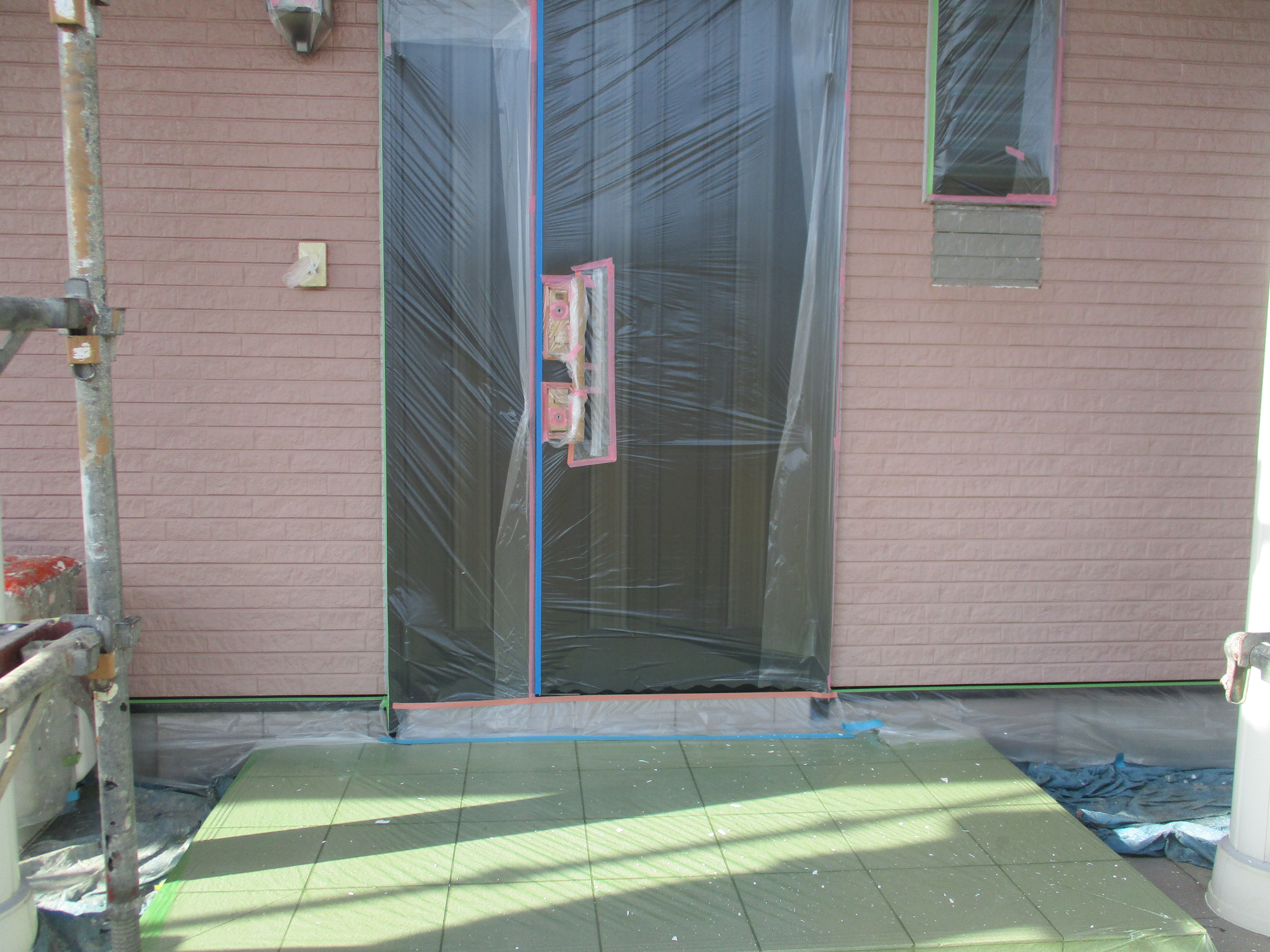 外壁の養生と付帯部の施工｜スキザキ塗装