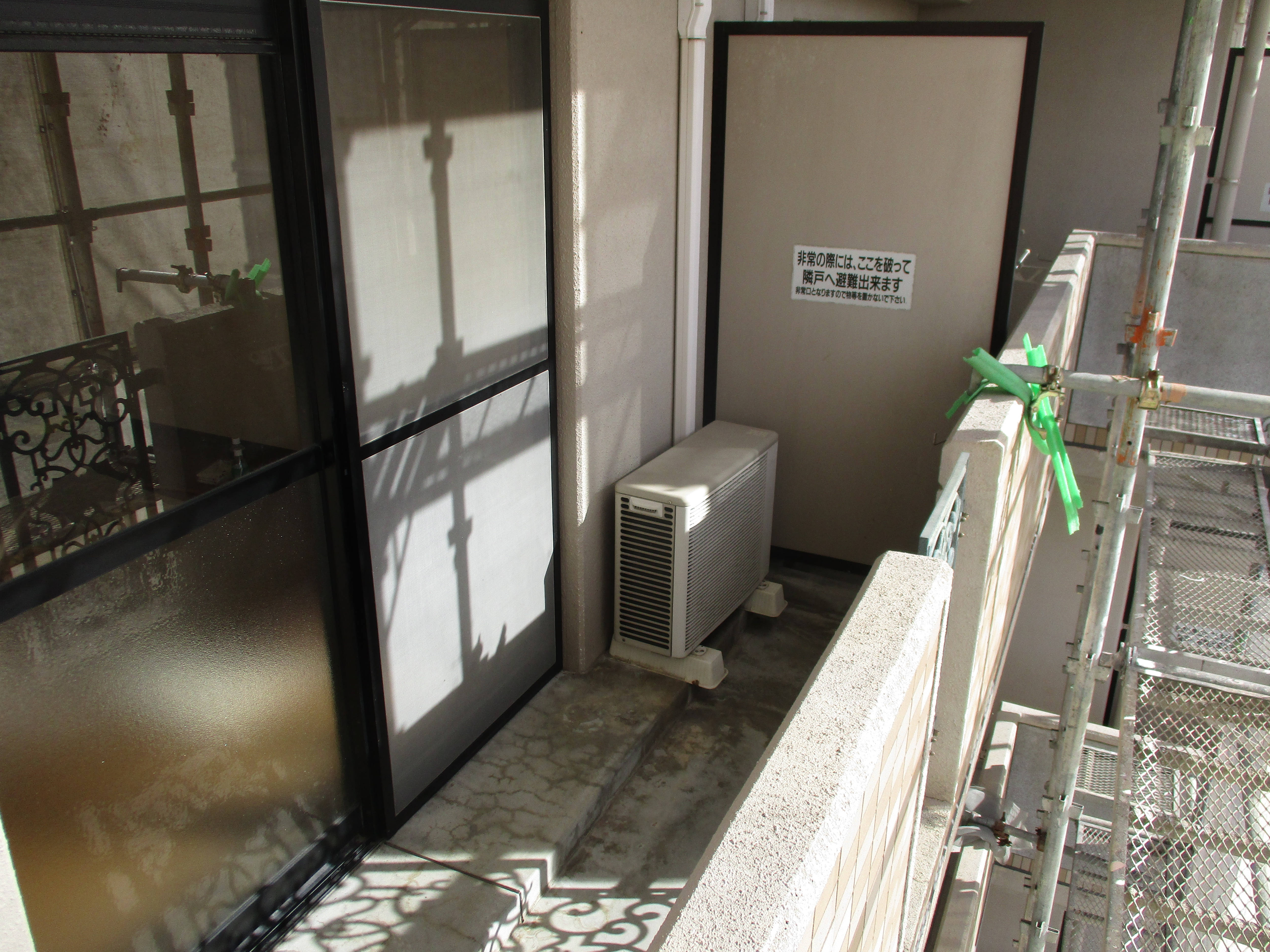 外壁の養生と下地処理 下塗り の施工 スキザキ塗装