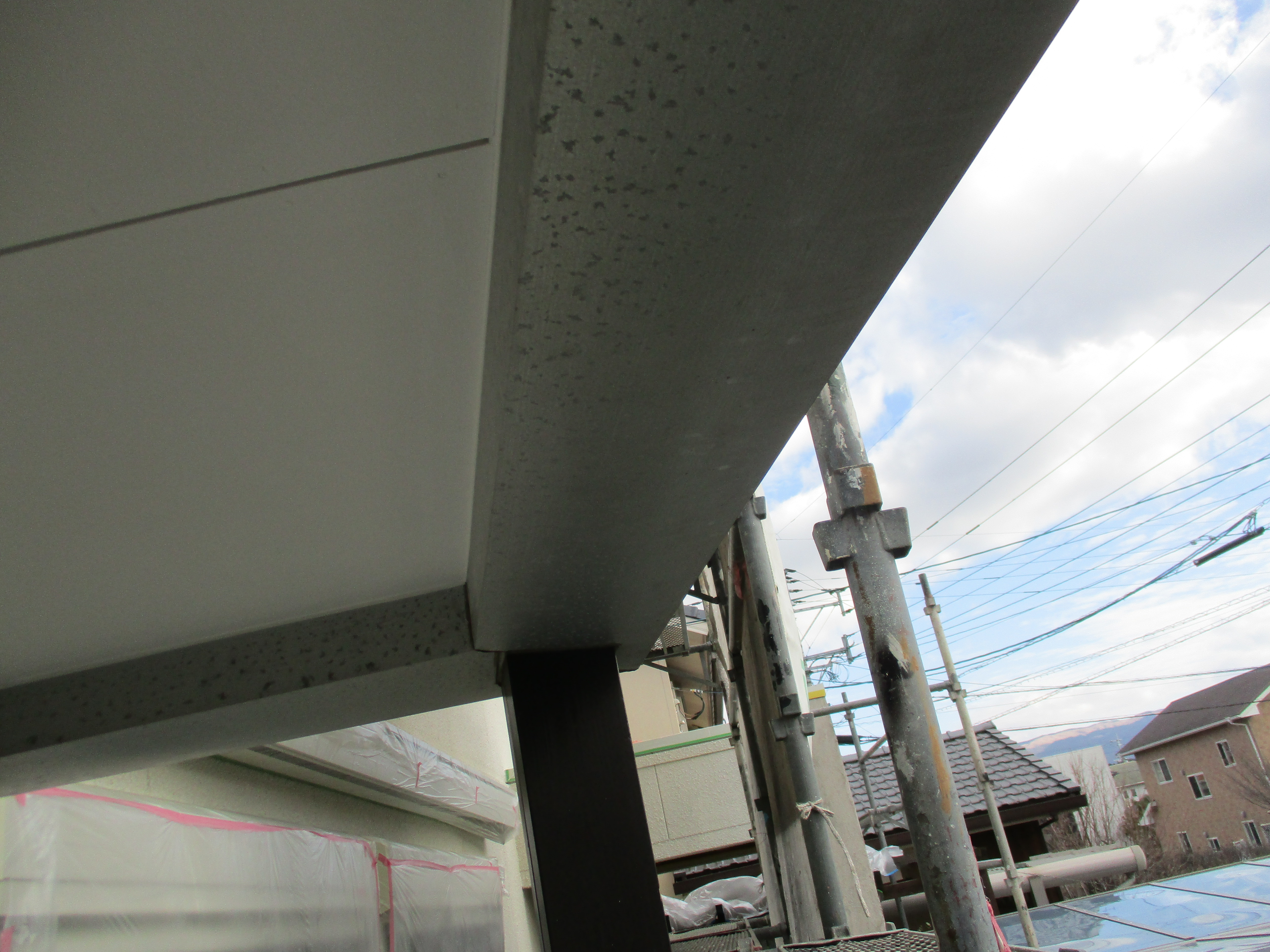 外壁の下地処理と中塗り・特殊セラミック ガイナの施工｜スキザキ塗装