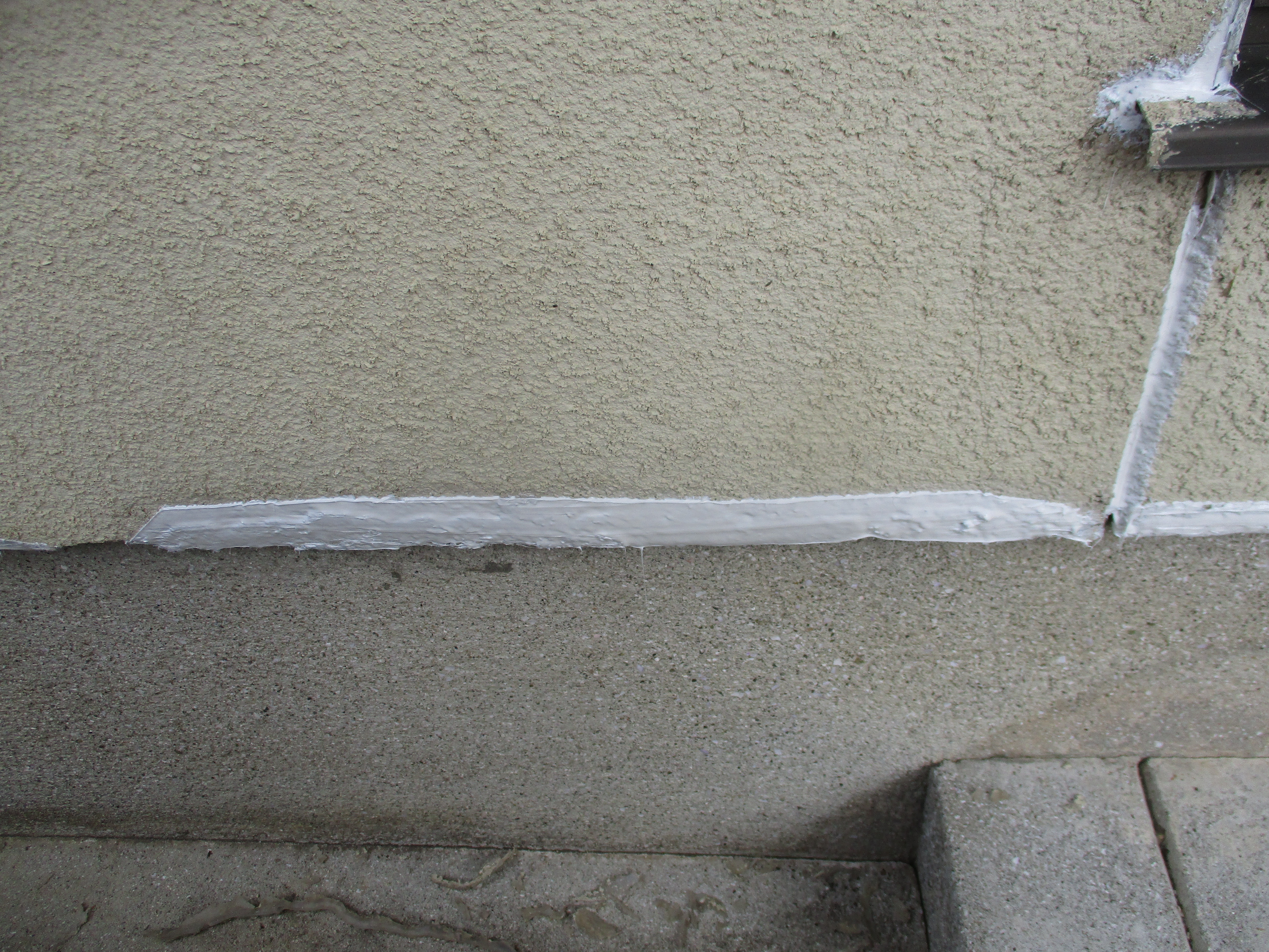 外壁の下地処理 下塗り 養生 付帯部の施工 スキザキ塗装