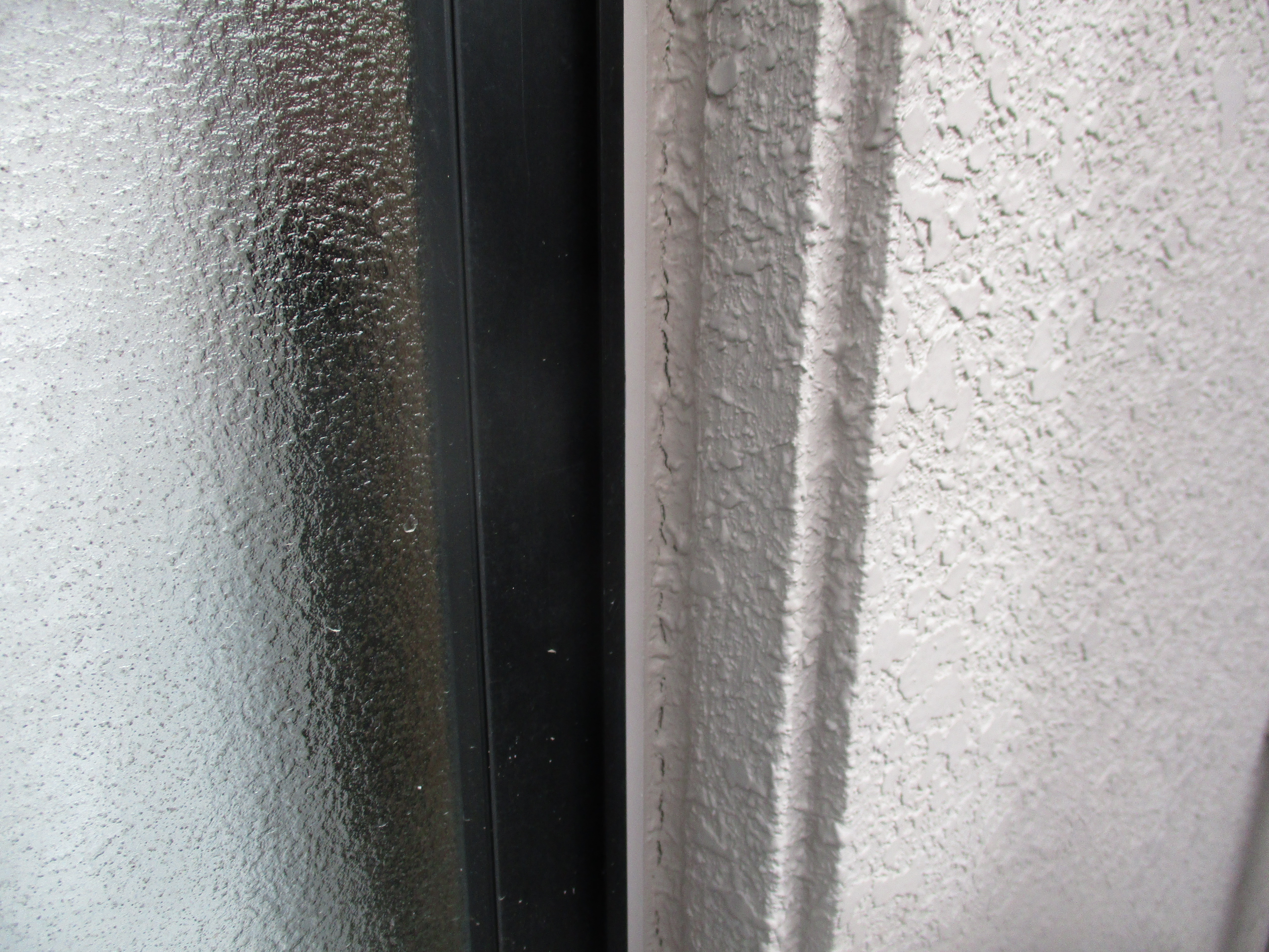 外壁の養生と下地処理 コーキング打ちの施工 スキザキ塗装