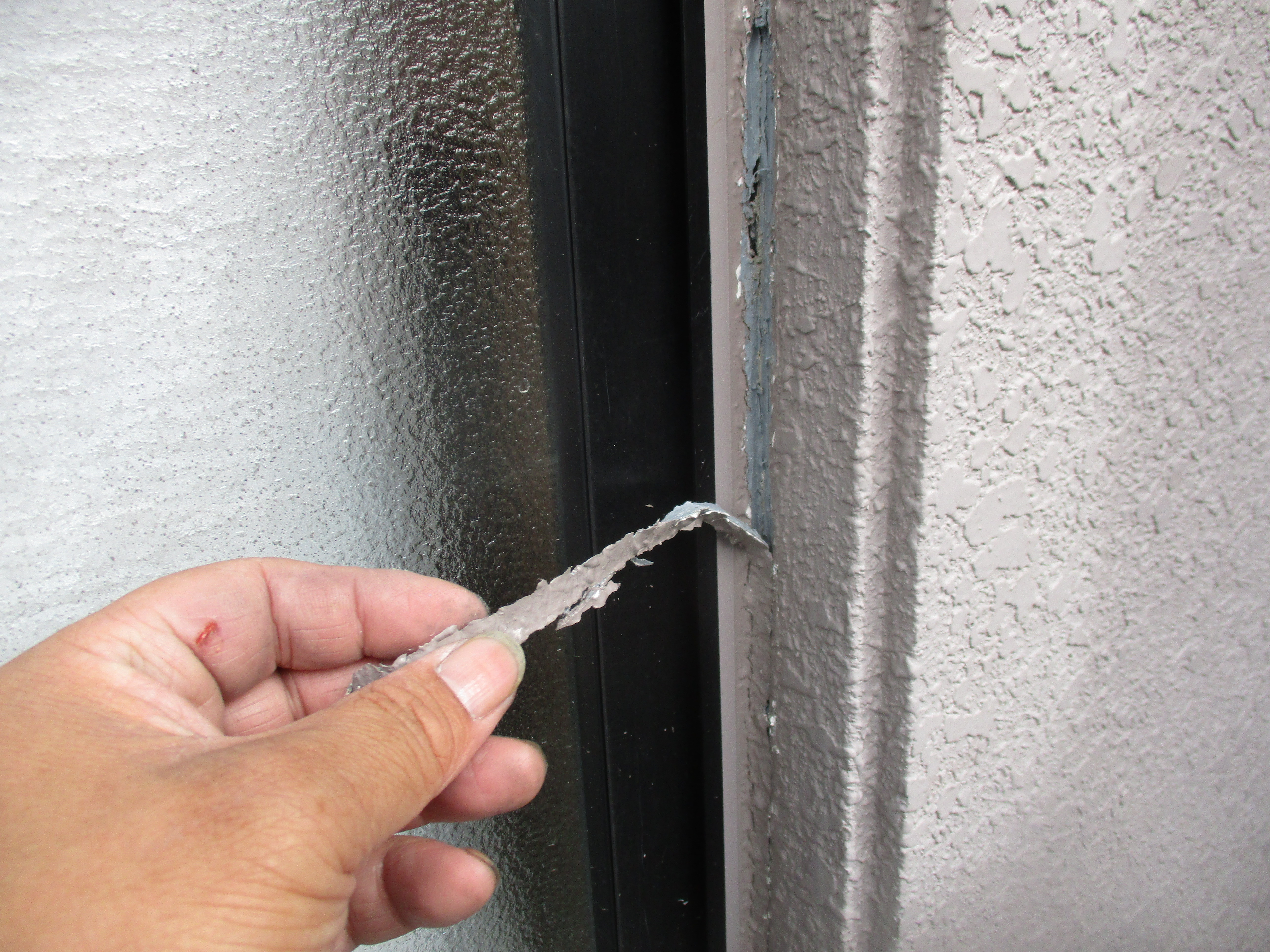 外壁の養生と下地処理 コーキング打ちの施工 スキザキ塗装