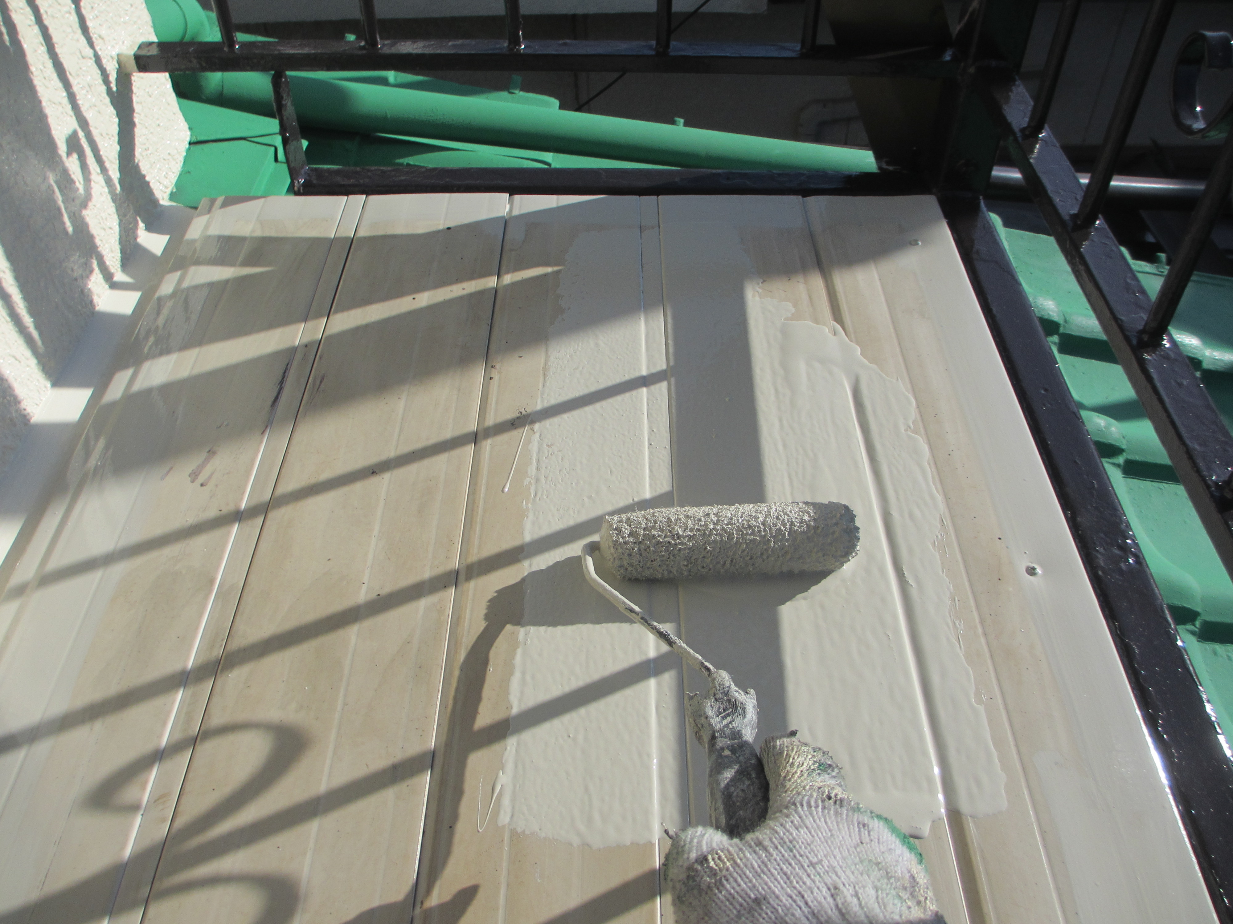 外壁・架設足場組み上げと飛散防止ネット・看板シート取付の施工 