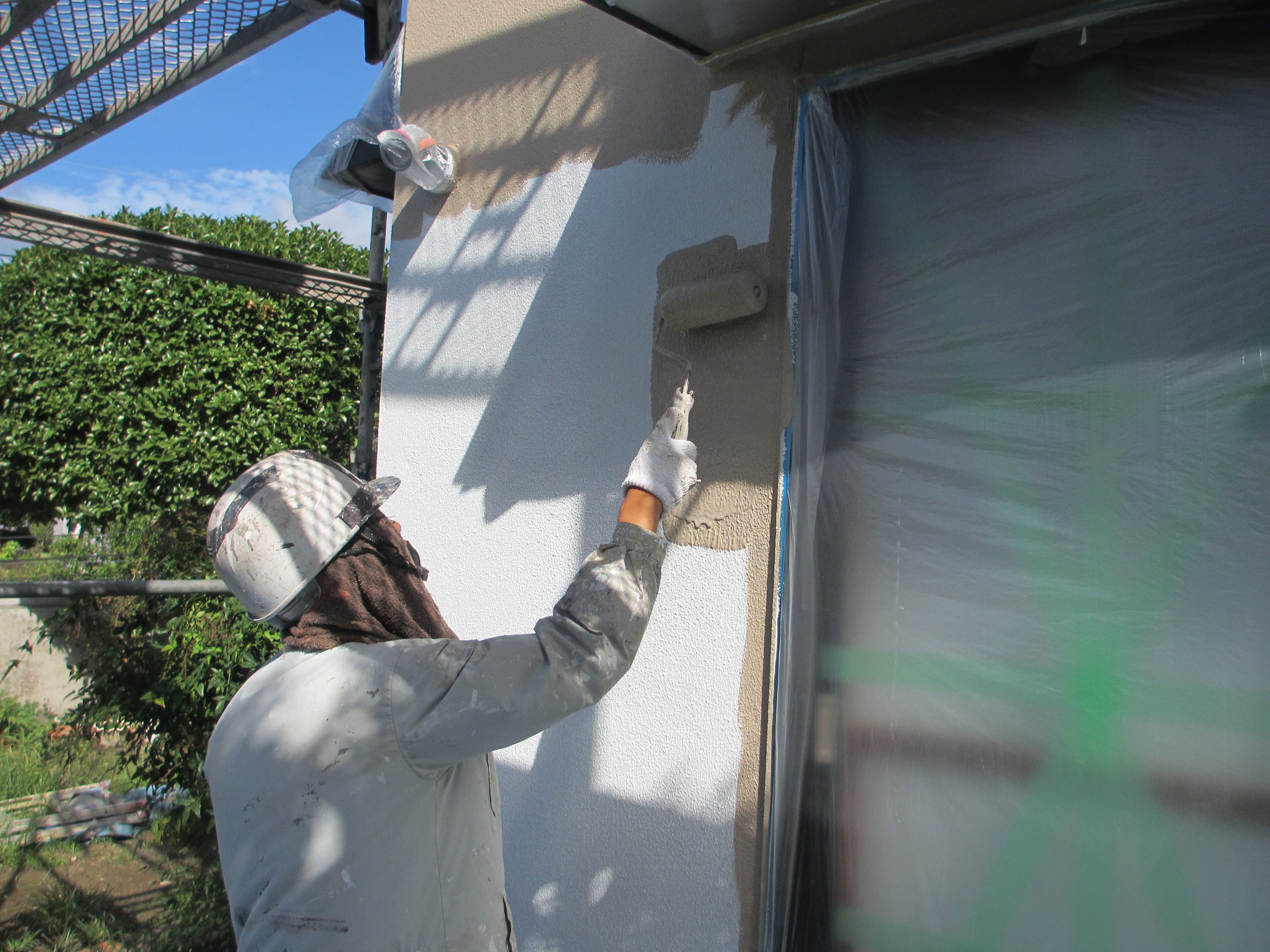 外壁・中塗りと上塗り（特殊セラミック ガイナ）の施工｜スキザキ塗装