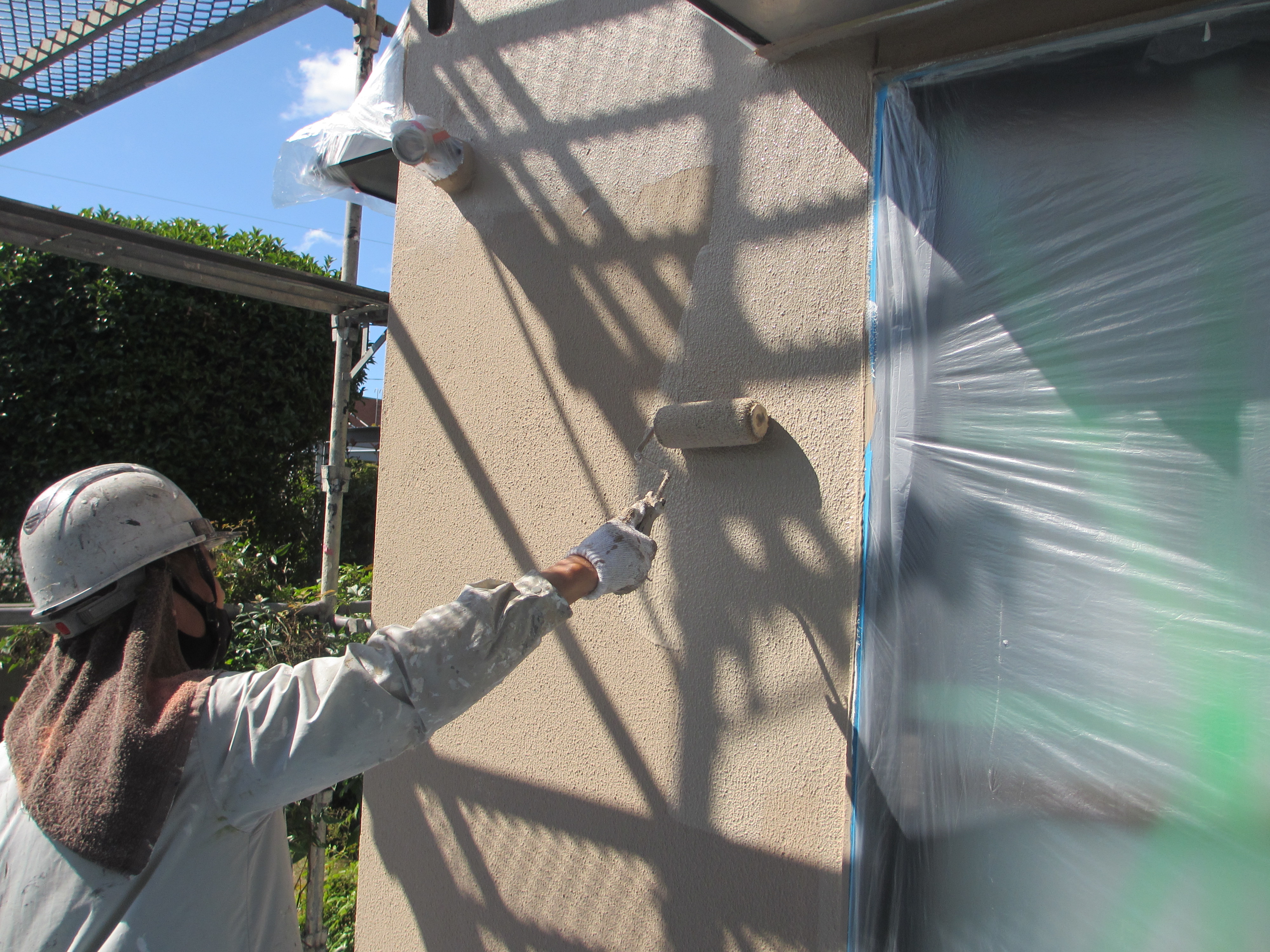 外壁・中塗りと上塗り（特殊セラミック ガイナ）の施工｜スキザキ塗装