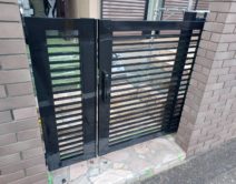 玄関門扉：プレミアム無機４フッ化フッ素樹脂ブラックの施工！の写真