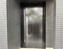 玄関ドア：ＫＦ無機４フッ化フッ素樹脂ブラック施工！の写真