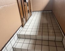 玄関タイル床面：専用薬剤手洗い！の写真