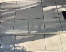 玄関タイル床面・薬剤洗い！の写真
